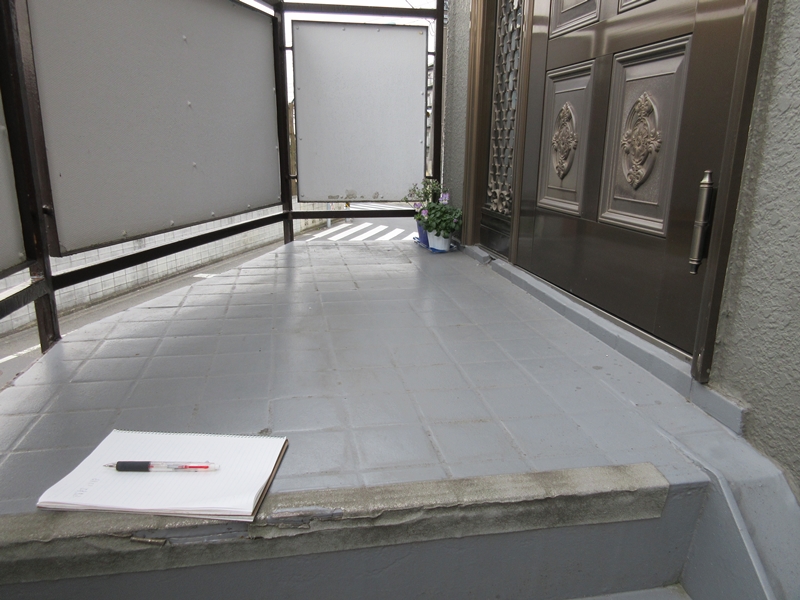 川崎市中原区住宅塗装工事のタキステップ施工前の階段