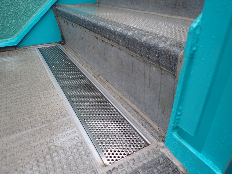 川崎市高津区マンション雨水の溜まる階段　排水溝設置完了