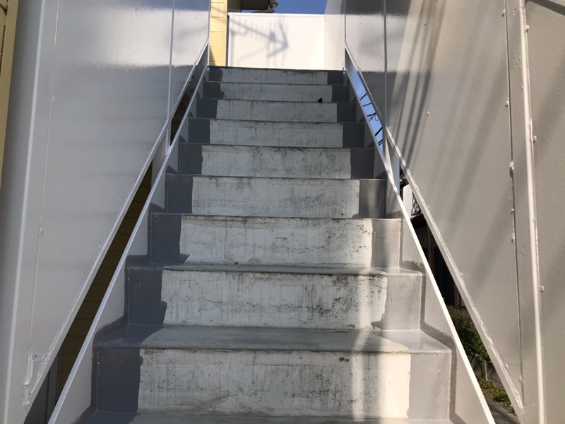 鉄階段の補修　タキステップ、長尺シート傾斜の補修工事