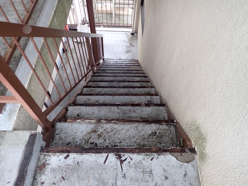 水たまりのできる階段廊下の改修工事　タキステップ6Wと長尺シート防水工事　ステップ撤去