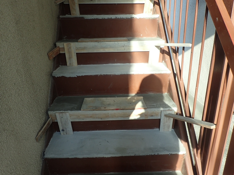 水たまりのできる階段廊下の改修工事　タキステップ6Wと長尺シート防水工事　傾斜補修左官工事