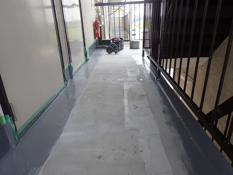 水たまりのできる階段廊下の改修工事　タキステップ6Wと長尺シート防水工事施工