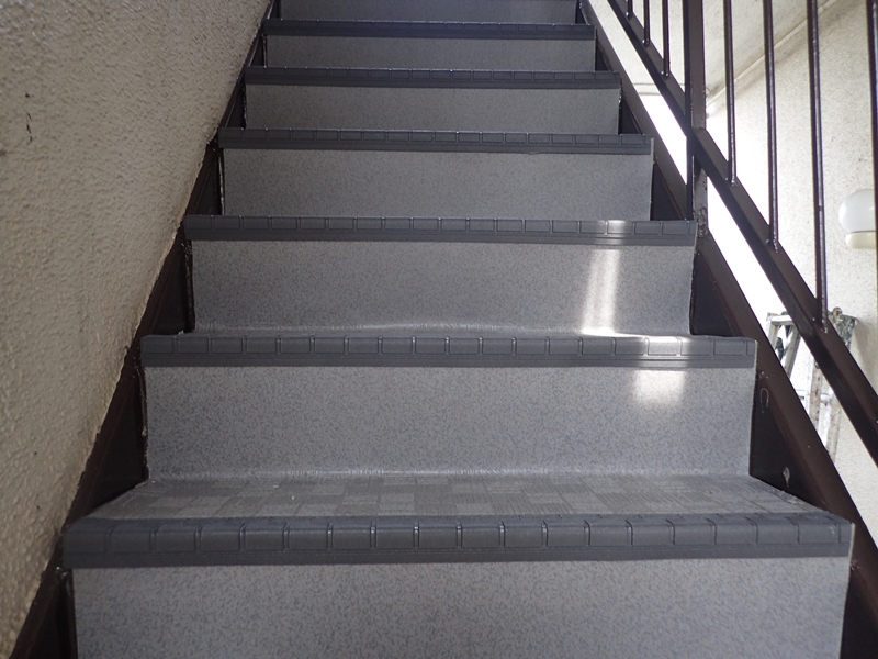 水たまりのできる階段廊下の改修工事　タキステップ6Wと長尺シート防水工事　RAステップ6W施工中