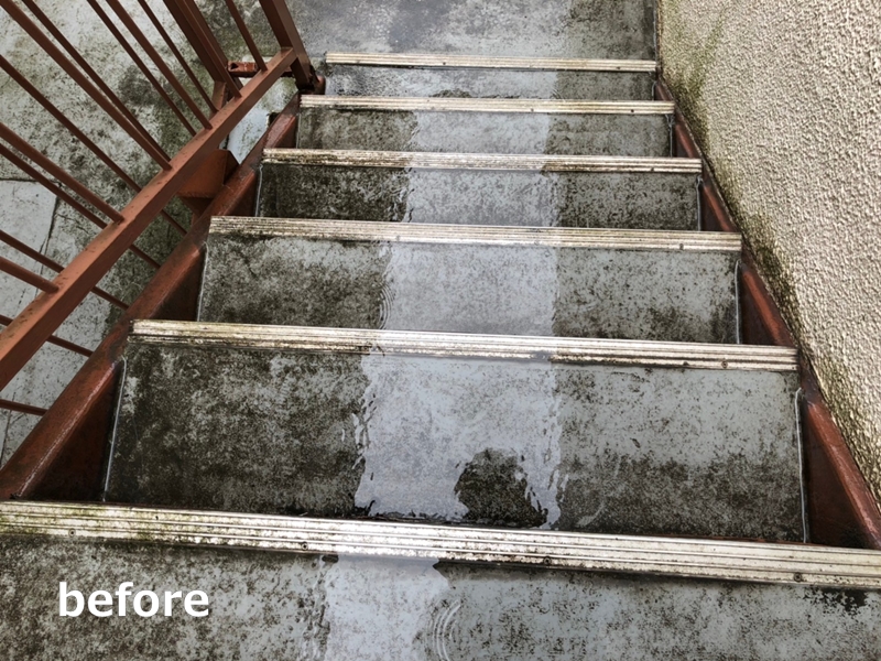 水たまりのできる階段廊下の改修工事　タキステップ6Wと長尺シート防水工事　水たまりの状態