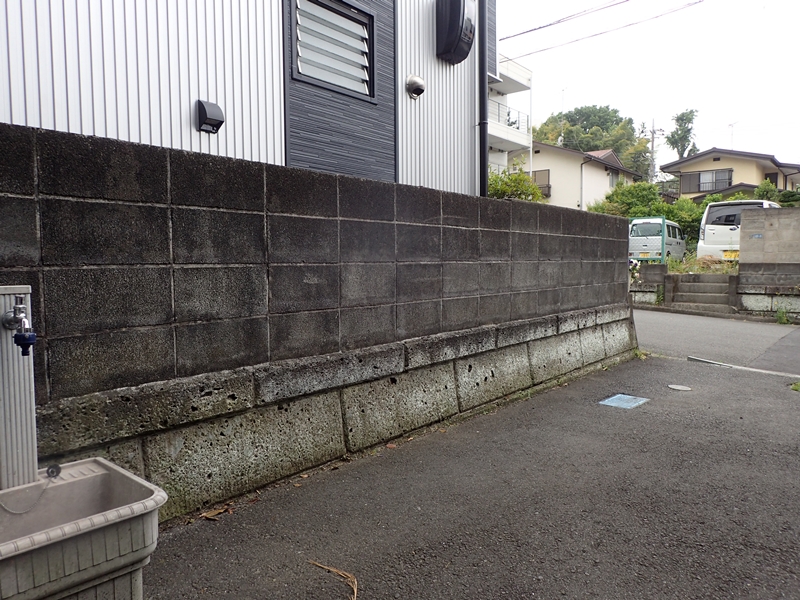 ブロック塀塗装 大谷石の補修工事とジョリパット仕上げ「校倉」