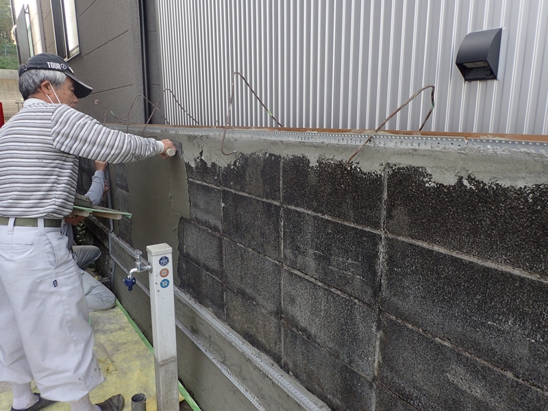 ブロック塀塗装 大谷石の補修工事とジョリパット仕上げ「校倉」ブロック塀下地処理補修