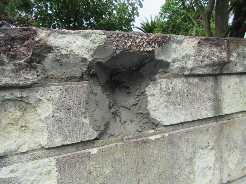 ヨウヘキコート 擬石調仕上げと劣化する大谷石の補修工事