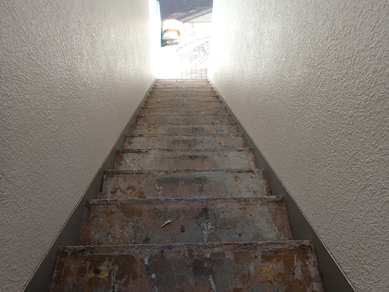 長尺シート張り替え　階段タキステップの張り替え工事