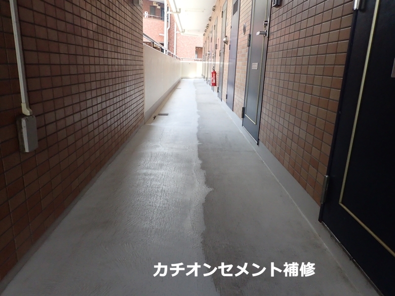 マンション廊下防水　タキステップと長尺シートの施工